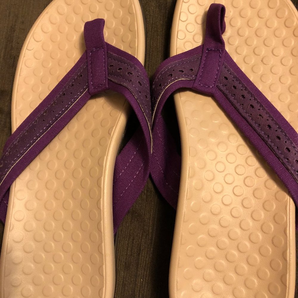 New women's size 10 flip flops